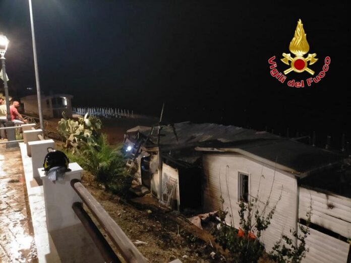 incendio lido isola capo rizzuto