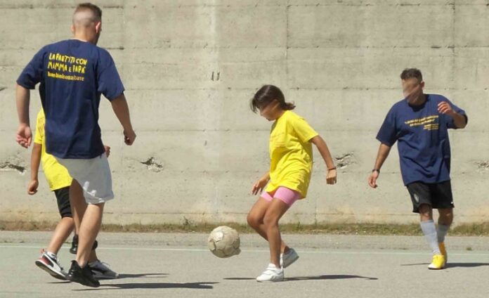 detenuti giocano con figli