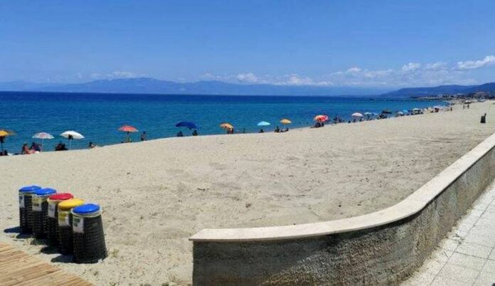 spiaggia mare ombrelloni