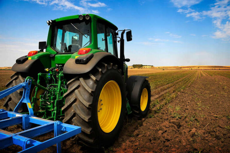 agricoltura mezzi meccanici trattore