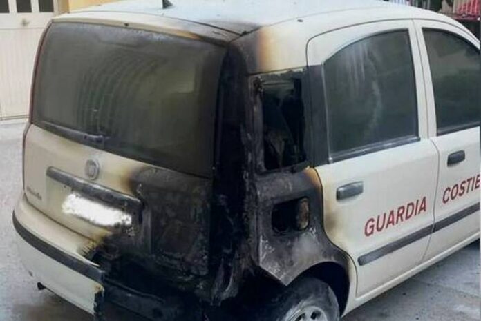 auto incendiata guardia costiera