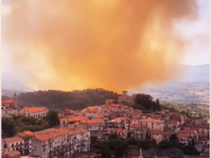 Grosso incendio a Luzzi