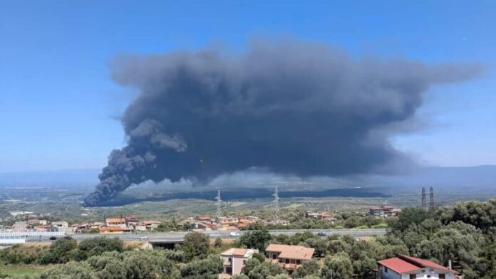 incendio stoccaggio rifiuti palmi