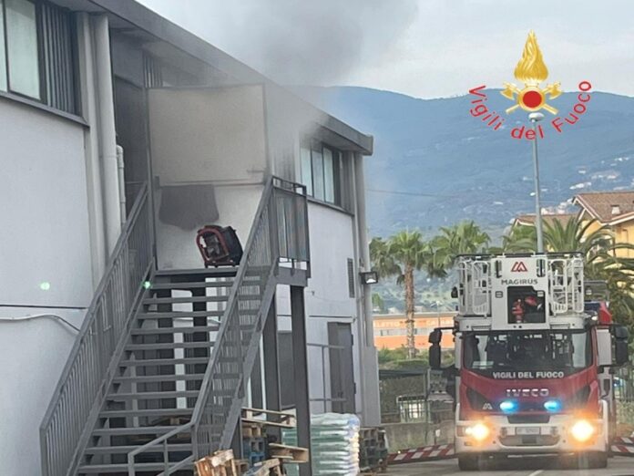 negozio cinesi incendio