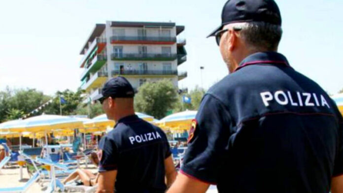 poliziotti spiaggia