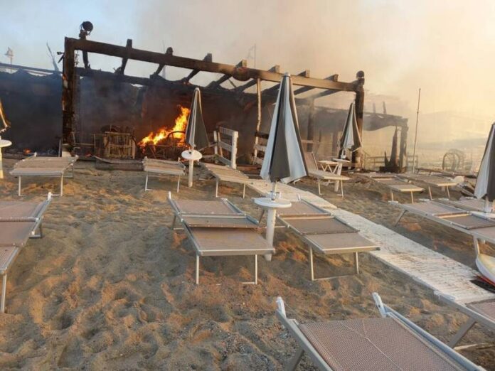 incendio lido roccella
