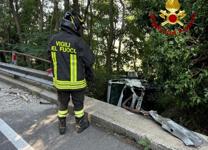furgone fuori strada cosenza san fili