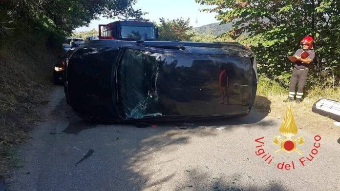 incidente simeri crichi auto ribaltata