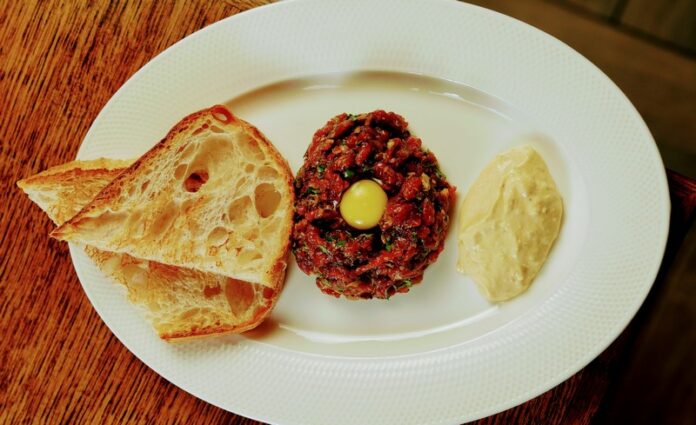 tartar di vitello podolico e tuorlo d'uovo