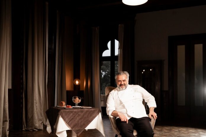 Il Maestro Vincenzo Pennestrì con una sua creazione a Villa Genovese Zerbi