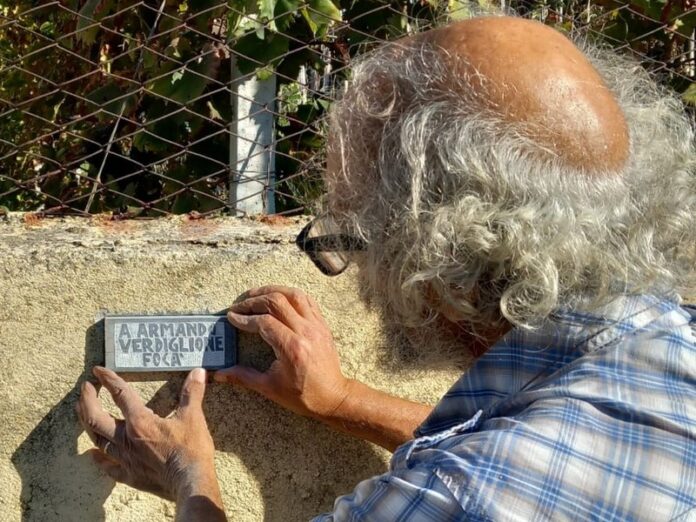 L'artista Gianni Verdiglione installa la pietra parlante per ARMANDO VERDIGLIONE a Focà di Caulonia RC 26.10.2024
