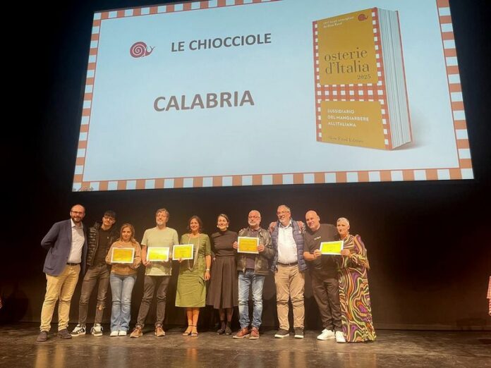 Osterie_d'Italia_I coordinatori nazionali e regionali con alcune delle chicciole calabresi a Milano