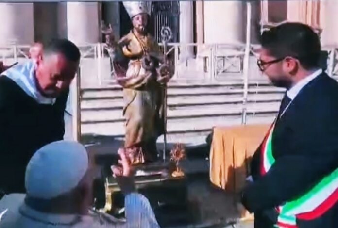 papa francesco benedice statua