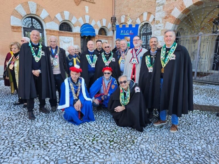 In Carnia, al raduno nazionale dei circoli enogastronomici, anche la confraternita della frittola calabrese