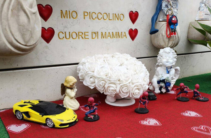 giocattoli rubati tomba