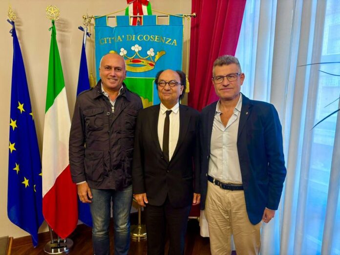 il Sindaco Franz Caruso, Eugenio Guarascio e il Presidente del Consiglio comunale Giuseppe Mazzuca
