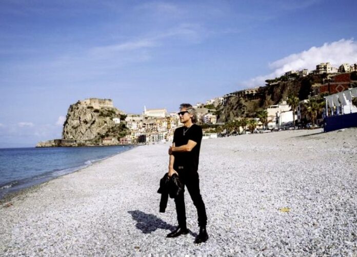 ligabue spiaggia mare calabria