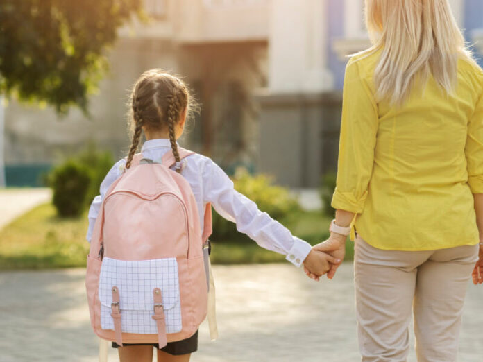 mamma accompagna la figlia a scuola