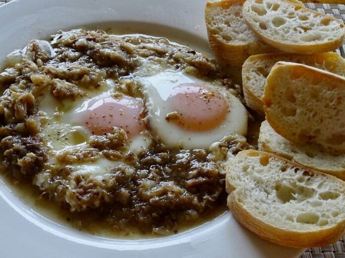 uova fritte con ciccioli di maiale
