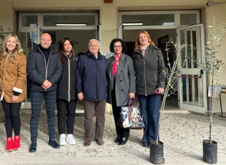 Il Consorzio Olio di Calabria mette a dimora tanti alberi nelle scuole di Casali del Manco 