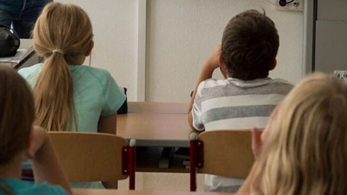 bambini spalle classe scuola