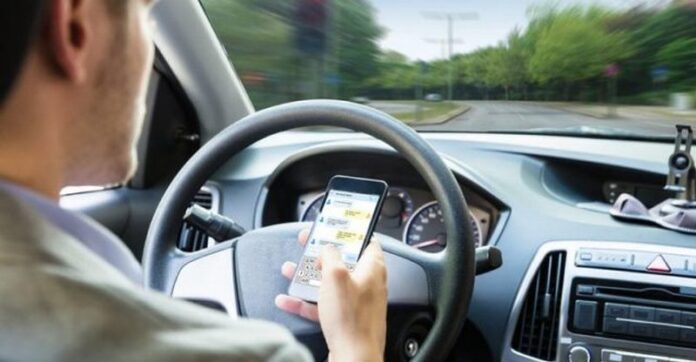 cellulare guida auto