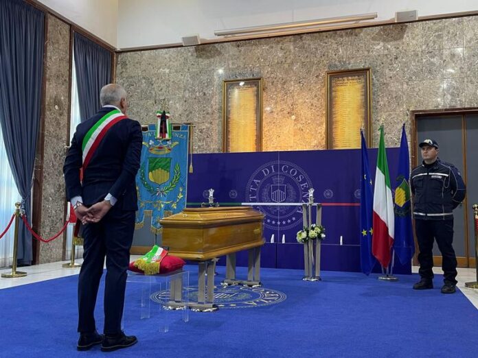 il Sindaco Franz Caruso sosta in raccoglimento davanti al feretro di Pino Iacino