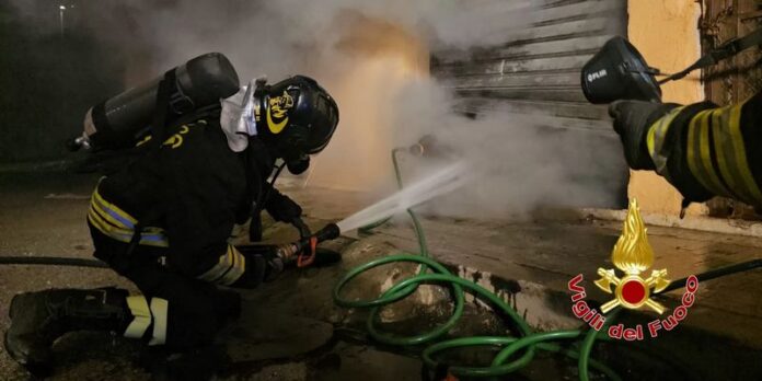 incendio magazzino crotone