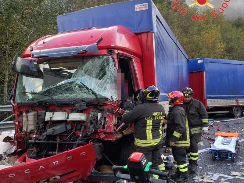Doppio incidente sulla A2 del Mediterraneo: tre feriti e traffico in ...