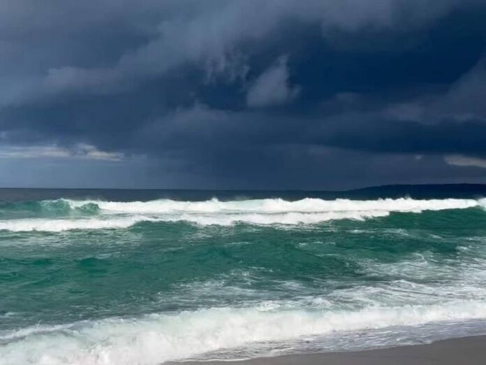 mare in burrasca tropea