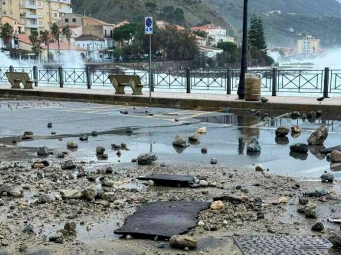mareggiata lungomare pizzo