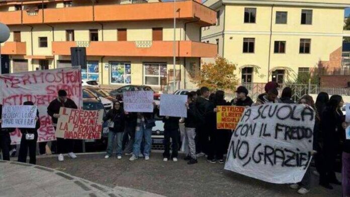 protesta freddo studenti serra san bruno