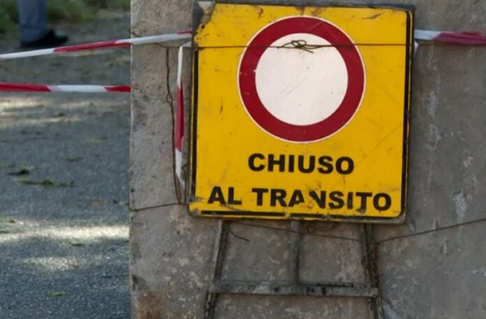 strada chiusa al transito