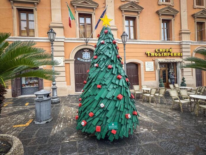 Alberi Natale riciclati ecoross
