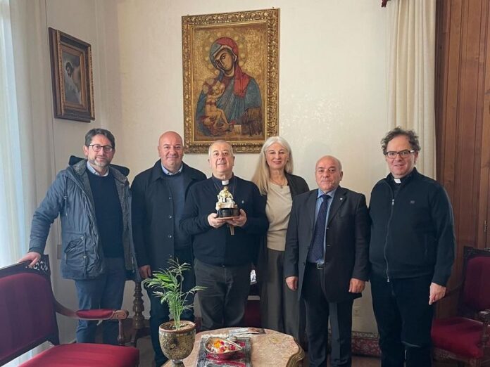 La Consegna della Statuina all'arcivescovo