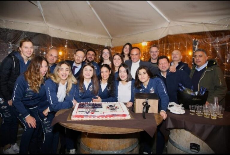 Presentato il nuovo costume della Smile Cosenza Pallanuoto Femminile