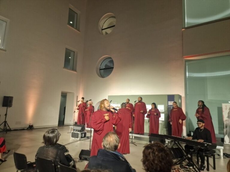 Il gruppo gospel newyorchese “Sound Of Victory” emoziona e stupisce davanti ai Bronzi