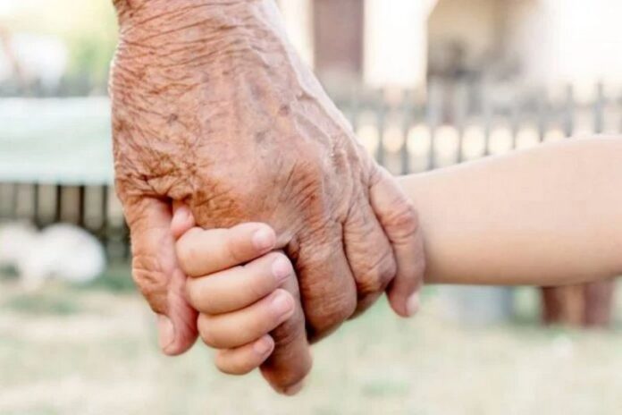 nonno nipote mano nella mano
