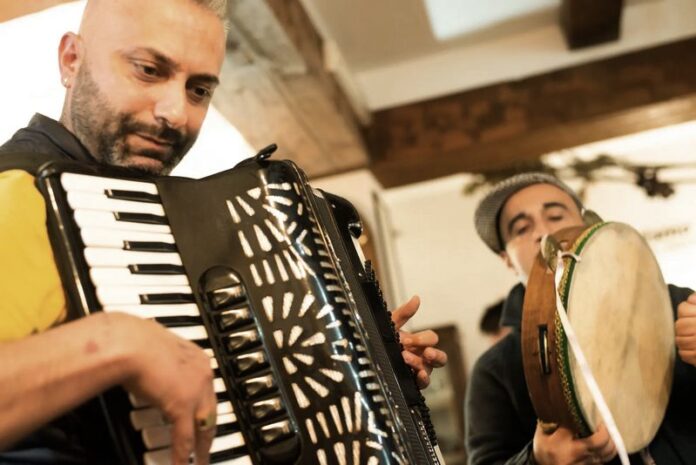 strina fisarmonica tamburello