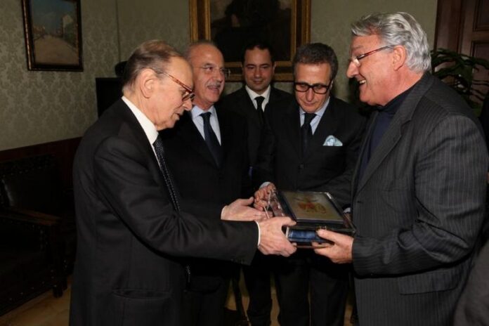 A-Catanzaro-premiato-Ennio-Morricone-con-le-chiavi-realizzate-da-Gerardo-Sacco-22