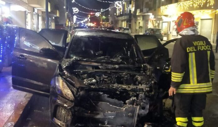 Incendio auto marina di gioiosa
