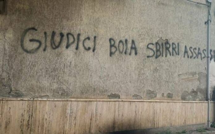 scritte offensive carabinieri magistrati