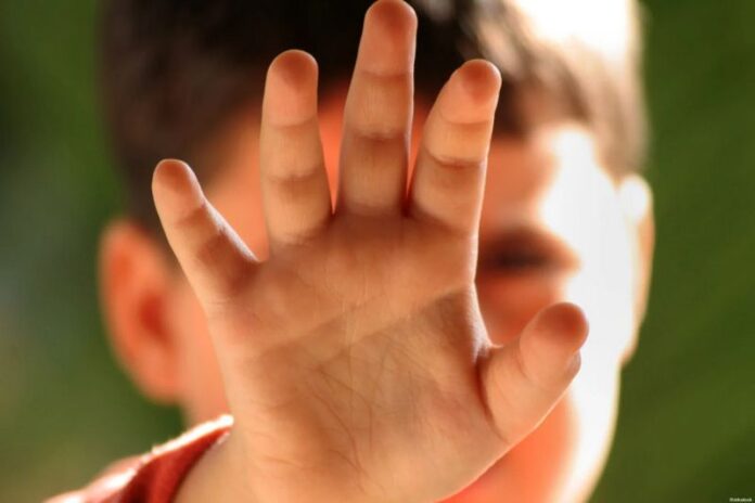 bambino maltrattato
