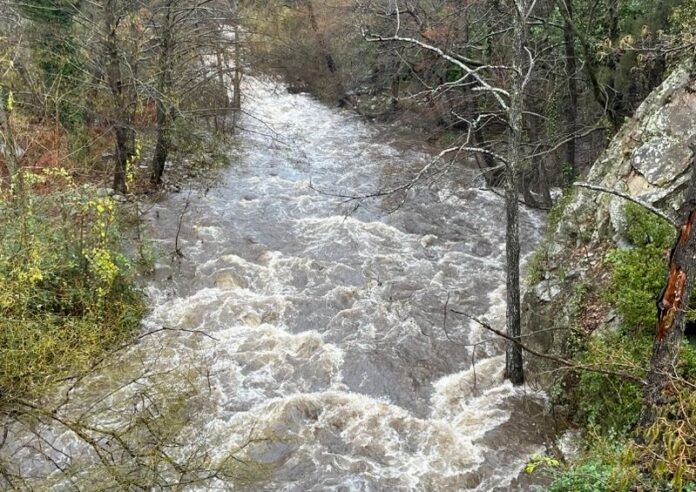 fiume torrente piena pioggia