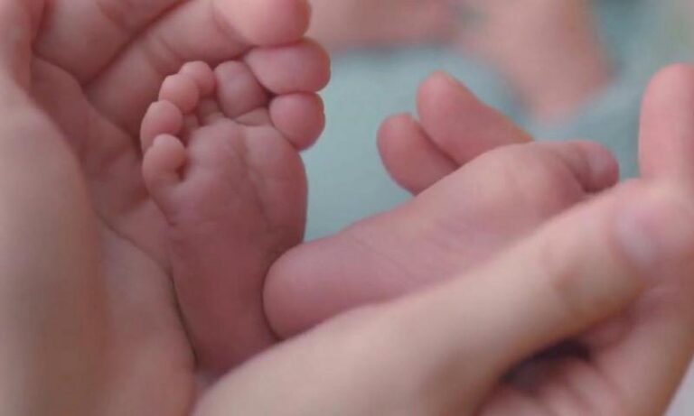 neonato piedi mani