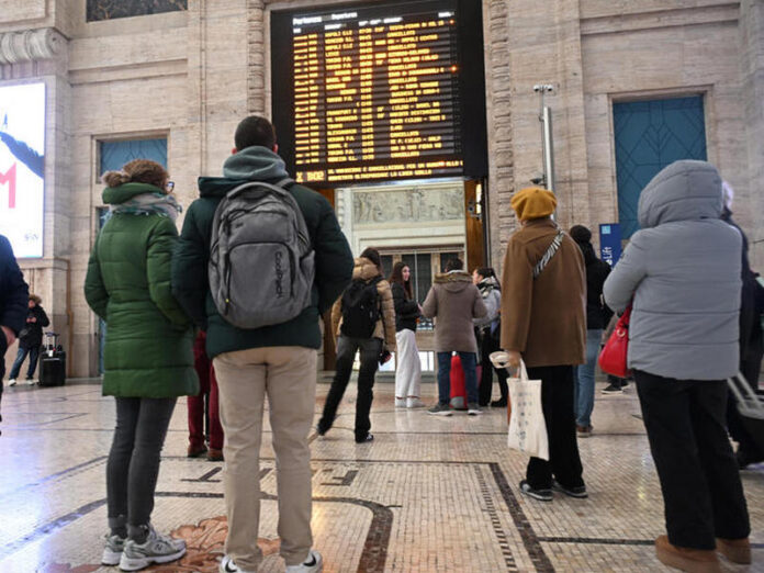 passeggeri tabellone treni riatrdo