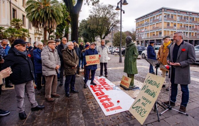 statua giacomo mancini protesta