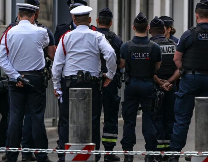 Tragedia a Parigi: Neonato Gettato dalla Finestra da una Studentessa Americana