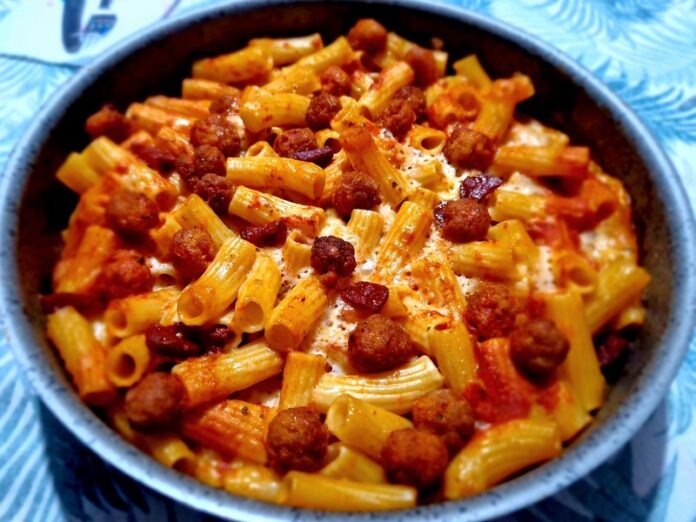 Rigatoni al forno con salsiccia caciocavallo e polpettine