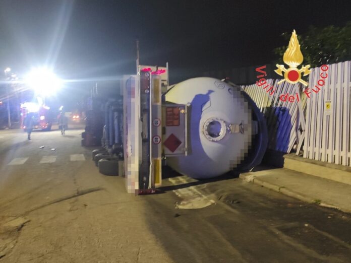 ribaltata autocisterna